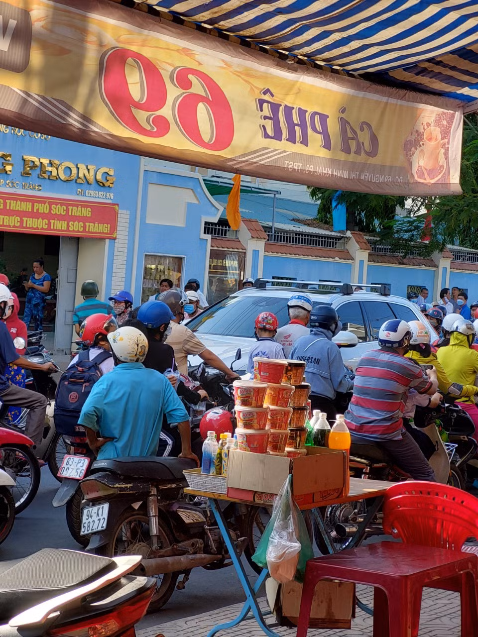 Ô tô vô tư đi vào giờ cấm gây ùn tắc, khiến người dân bức xúc -5