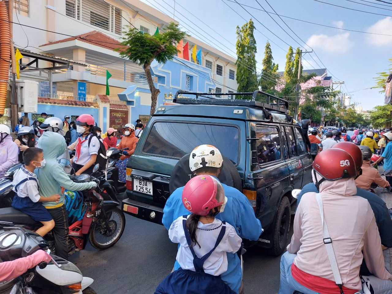 Ô tô vô tư đi vào giờ cấm gây ùn tắc, khiến người dân bức xúc -2