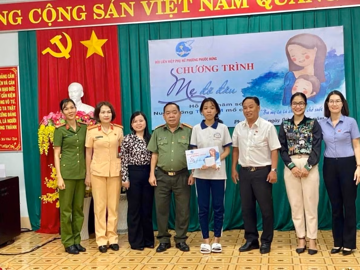“Mẹ đỡ đầu” cho học sinh dân tộc mồ côi mẹ vì tai nạn giao thông -0