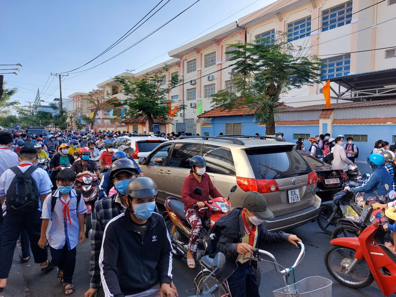 Ô tô vô tư đi vào giờ cấm gây ùn tắc, khiến người dân bức xúc -3