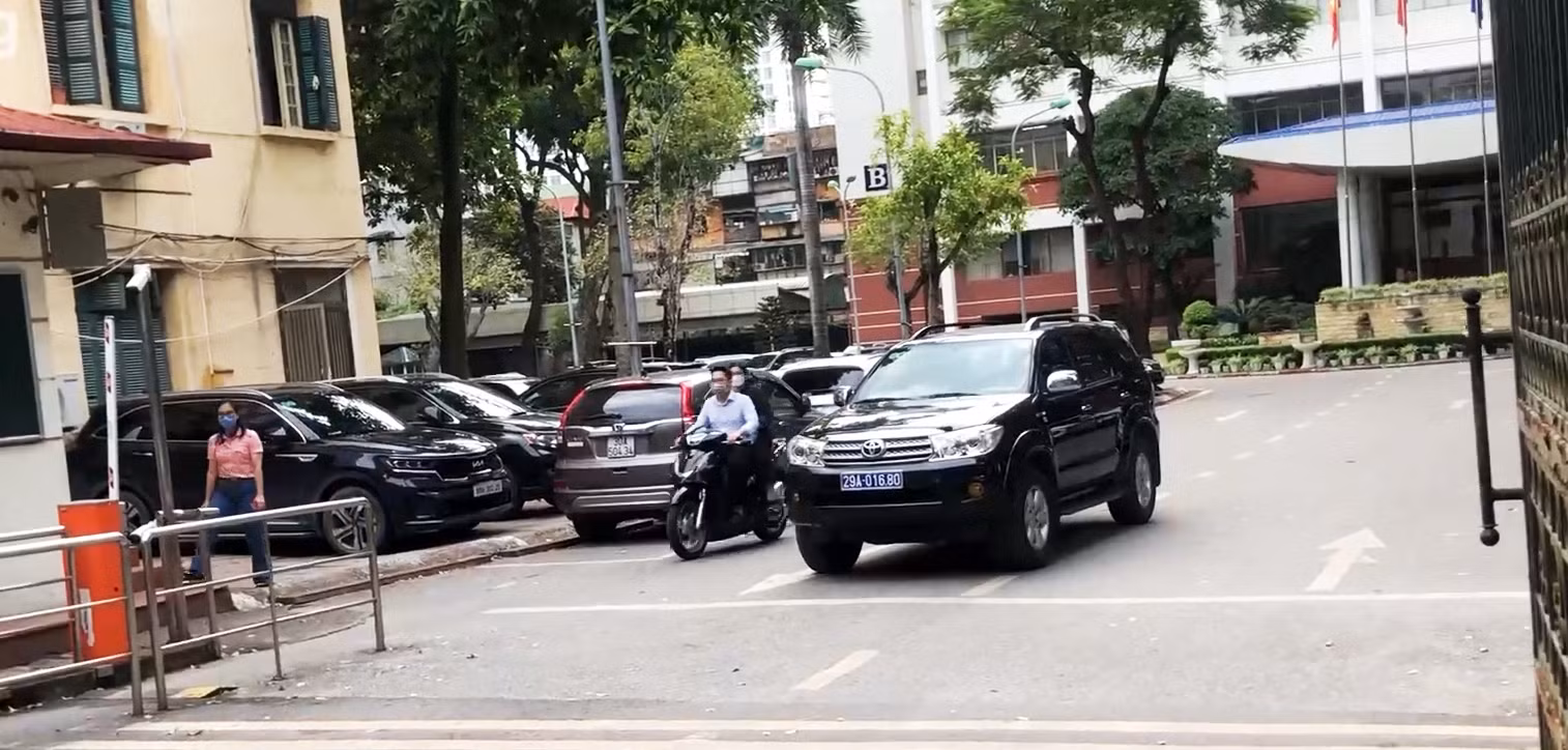 Phóng viên quây kín Bộ Y tế mỗi khi có xe biển xanh ra vào -0