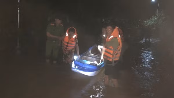 Công an Đồng Nai khẩn trương hỗ trợ hàng trăm hộ dân bị ngập lụt