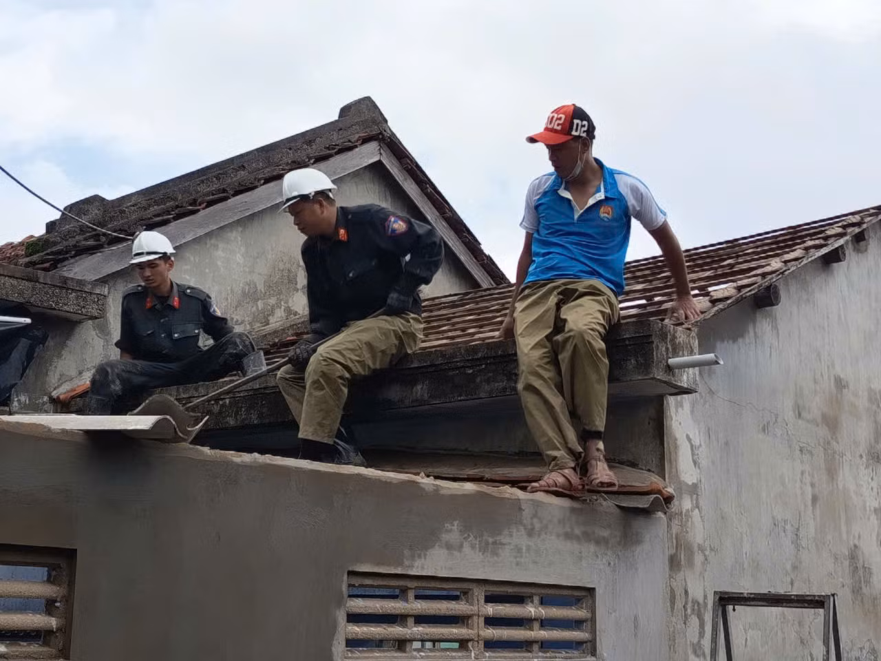 Sưởi ấm lòng dân sau cơn lũ dữ -0