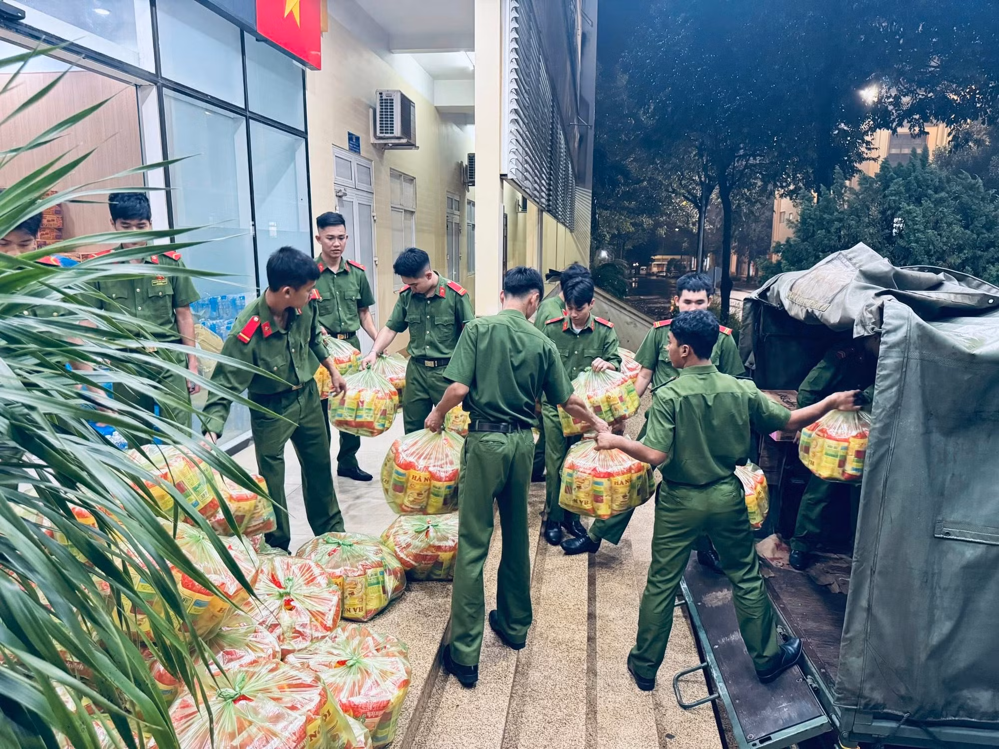 Chuẩn bị hàng chục tấn hàng cứu trợ bà con vùng lũ khẩn cấp trong đêm -0