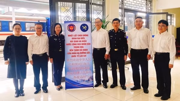 Hải quan lấy người dân, doanh nghiệp làm trung tâm phục vụ