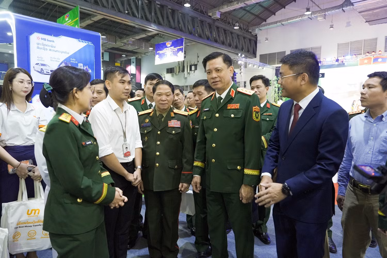 Viettel giới thiệu nhiều công nghệ phục vụ cuộc sống số tại Hội chợ kết nối giao thương Việt Nam – Lào -0
