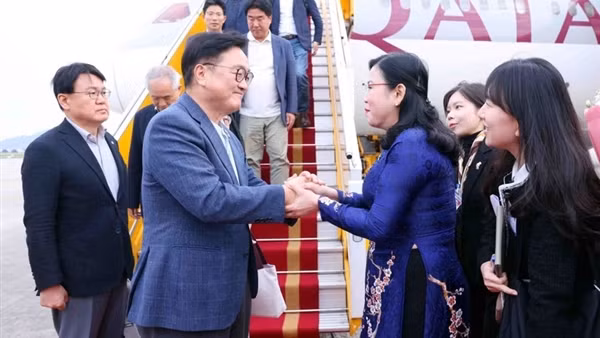 Chủ tịch Quốc hội Hàn Quốc đến Hà Nội, bắt đầu thăm chính thức Việt Nam