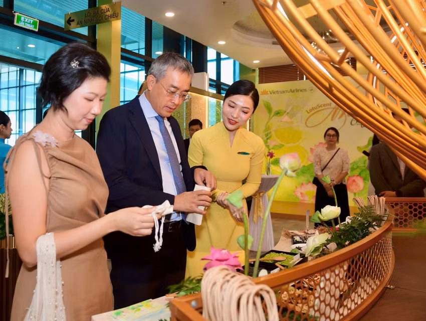 Hàng không Quốc gia của Việt Nam “kể chuyện bằng hương sen”&nbsp;trên hành trình bay -0