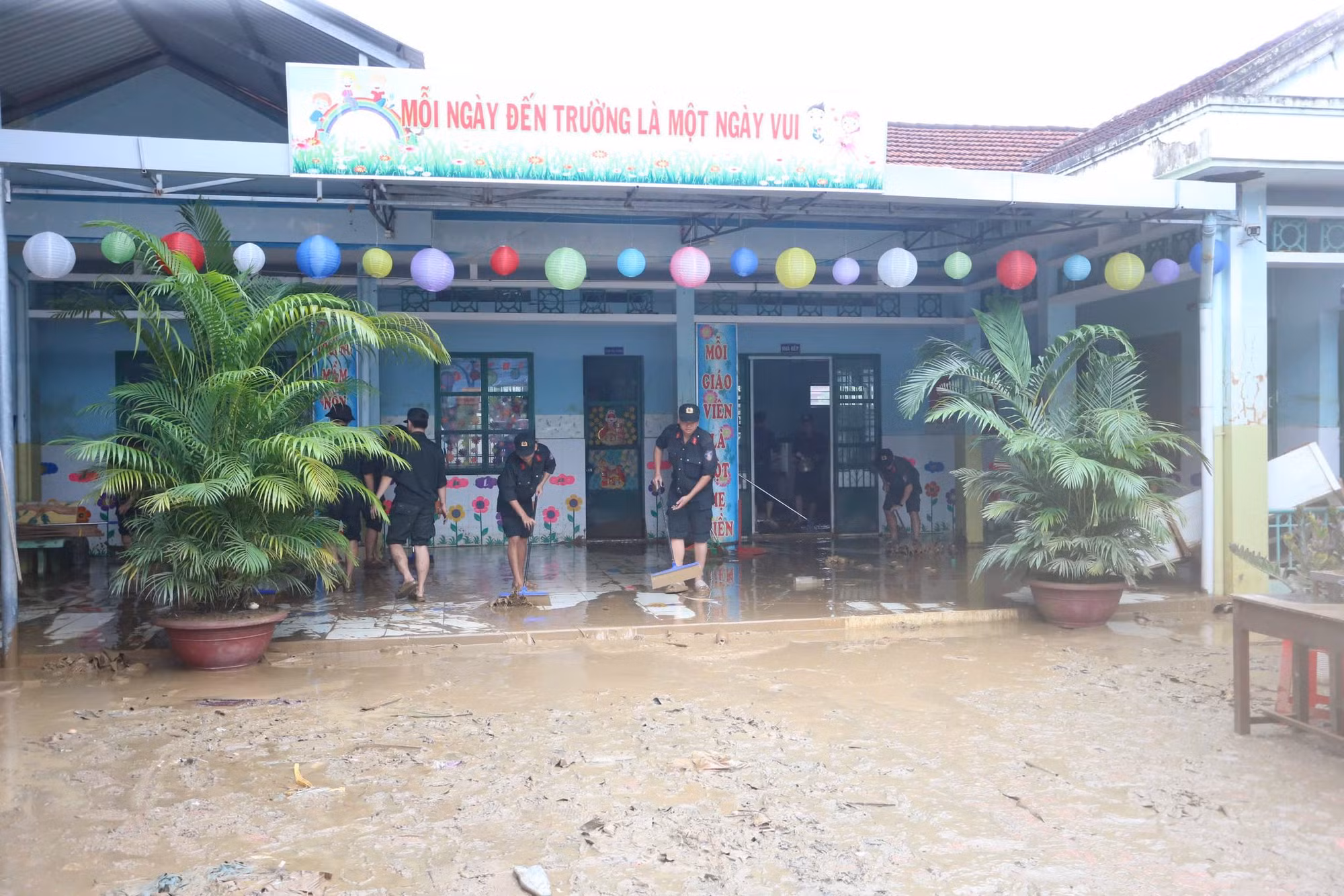 Công an TP Hồ Chí Minh cử hơn 500 cán bộ chiến sĩ đến các tỉnh giúp người dân vùng lũ -3