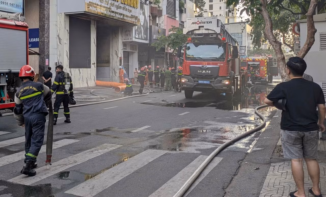 20 người thoát khỏi đám cháy thẩm mỹ viện cao 6 tầng ở trung tâm thành phố -0
