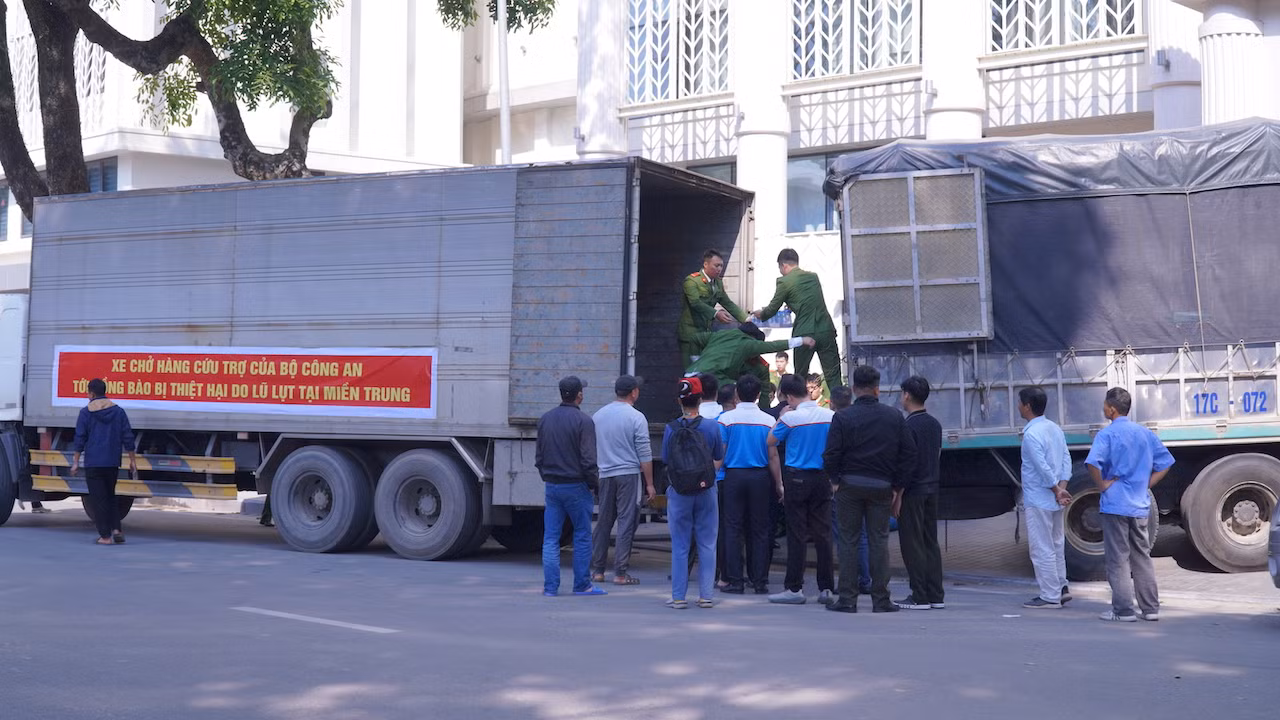 Bộ Công an vận chuyển hàng chục tấn hàng hóa, nhu yếu phẩm hỗ trợ bà con vùng lũ -3