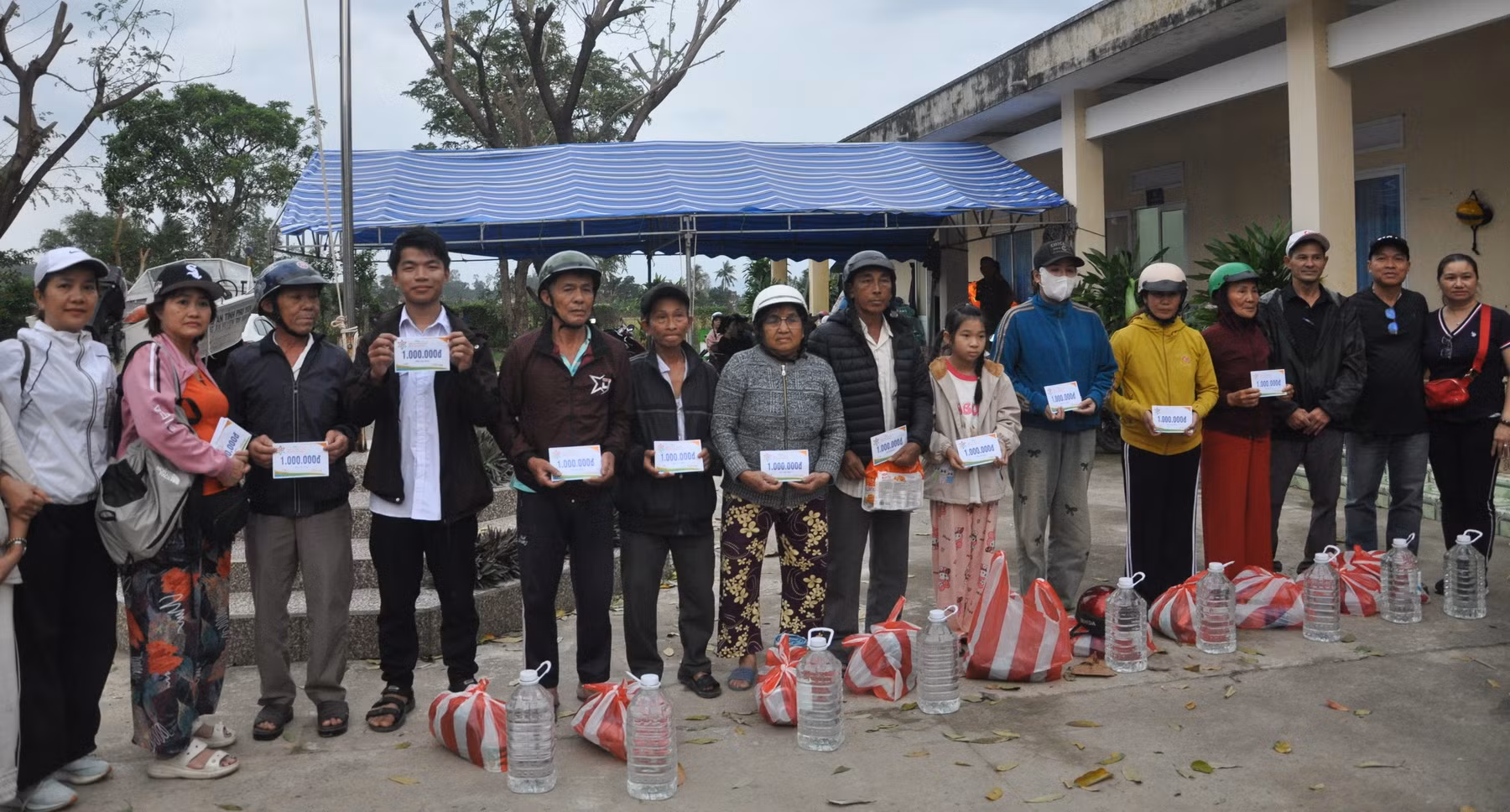 Ấm tình từ những suất quà sẻ chia khó khăn trong vùng lũ lụt -0
