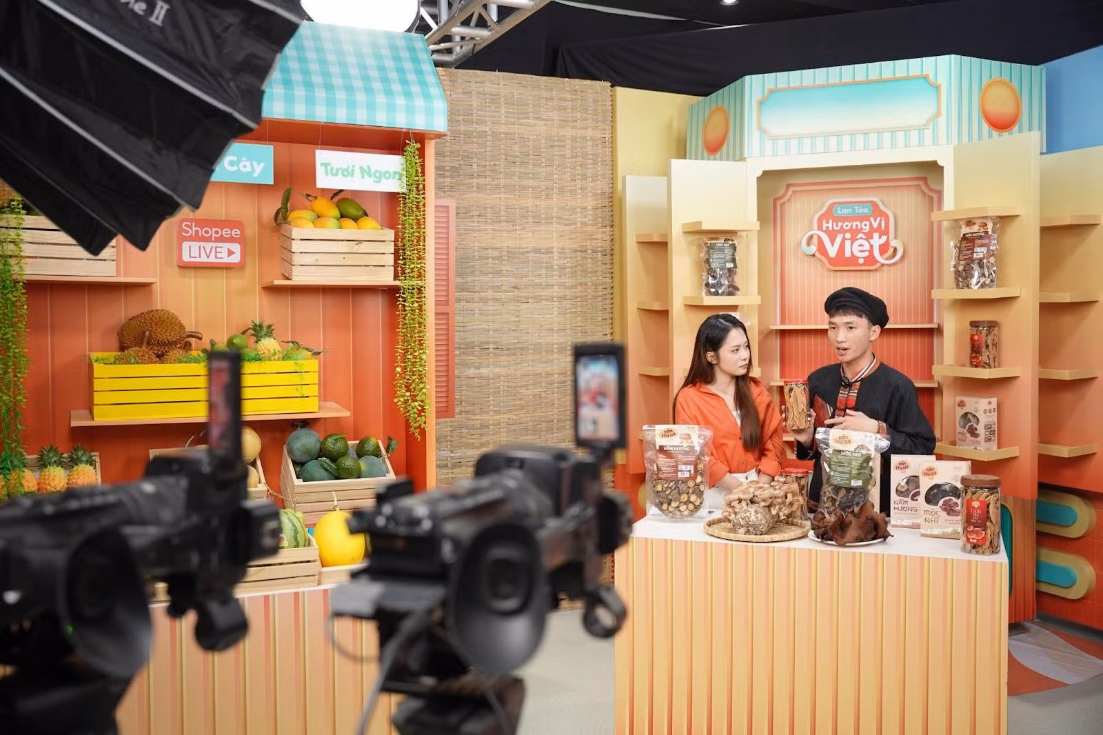 Shopee hỗ trợ doanh nghiệp Thái Nguyên xúc tiến tiêu thụ đặc sản qua livestream -0