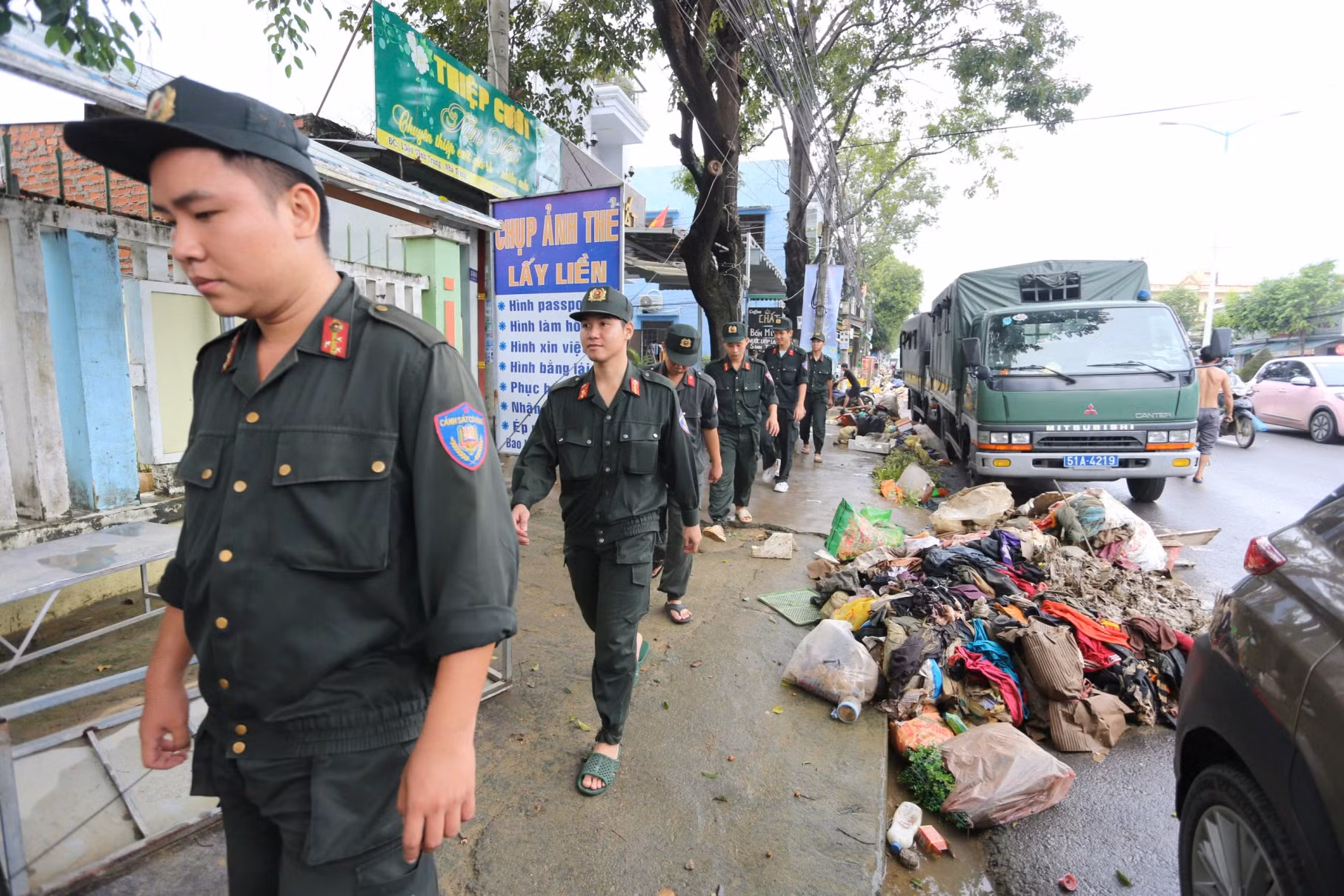 Công an TP Hồ Chí Minh cử hơn 500 cán bộ chiến sĩ đến các tỉnh giúp người dân vùng lũ -0