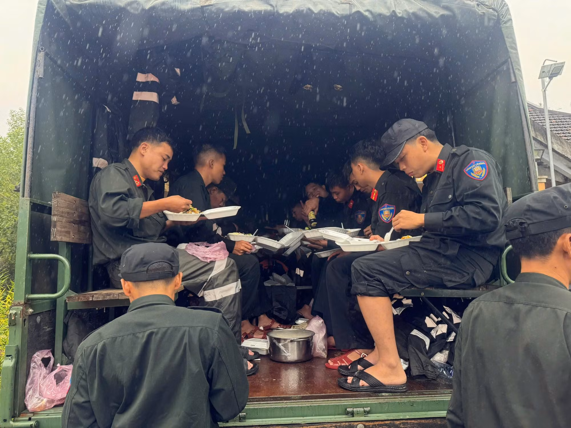Bộ Tư lệnh Cảnh sát cơ động huy động tối đa lực lượng, ngày đêm hỗ trợ nhân dân vùng lũ miền Trung -0
