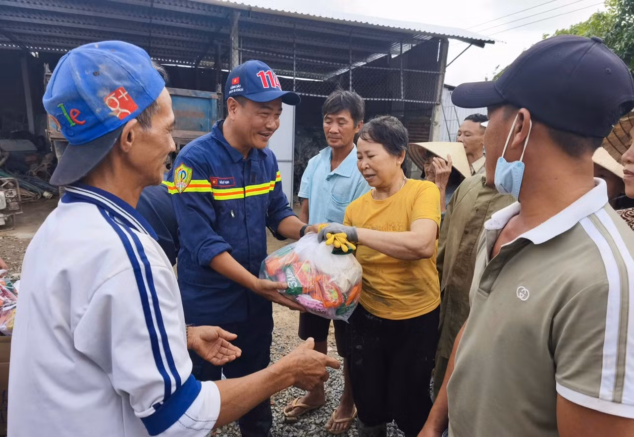 Vượt sình lầy đến từng nhà trao những phần quà ấm tình đồng bào -0