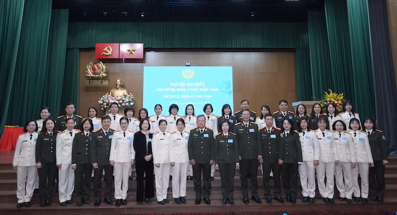Xây dựng hình ảnh phụ nữ Cục Quản lý xuất nhập cảnh thời kỳ đổi mới -0