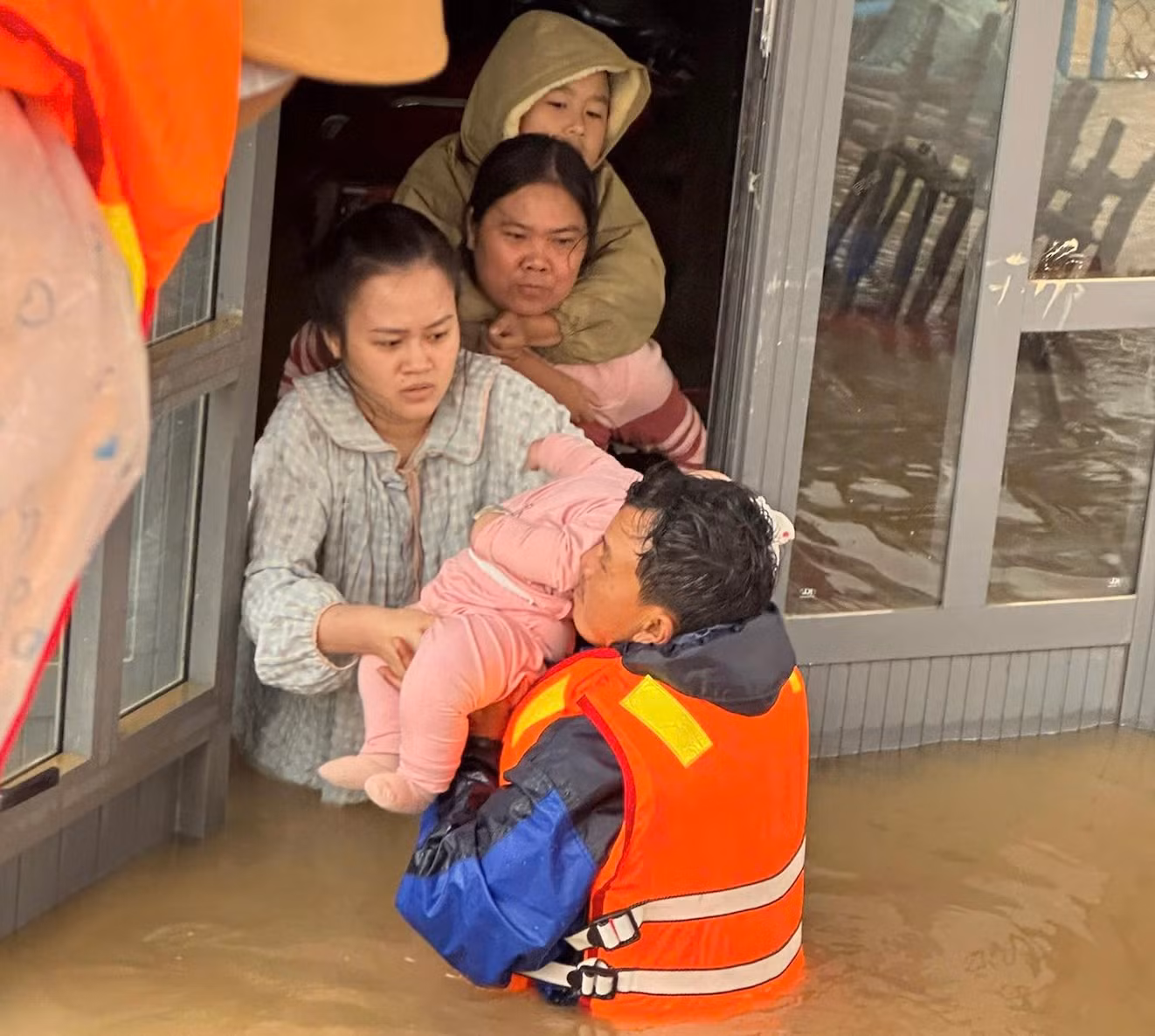 Công an Đồng Nai chi viện hỗ trợ hàng trăm người dân Đắk Lắk vượt lũ an toàn -0