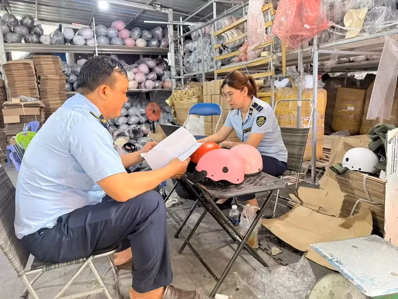 TP Hồ Chí Minh phát hiện kho mũ bảo hiểm giả -0