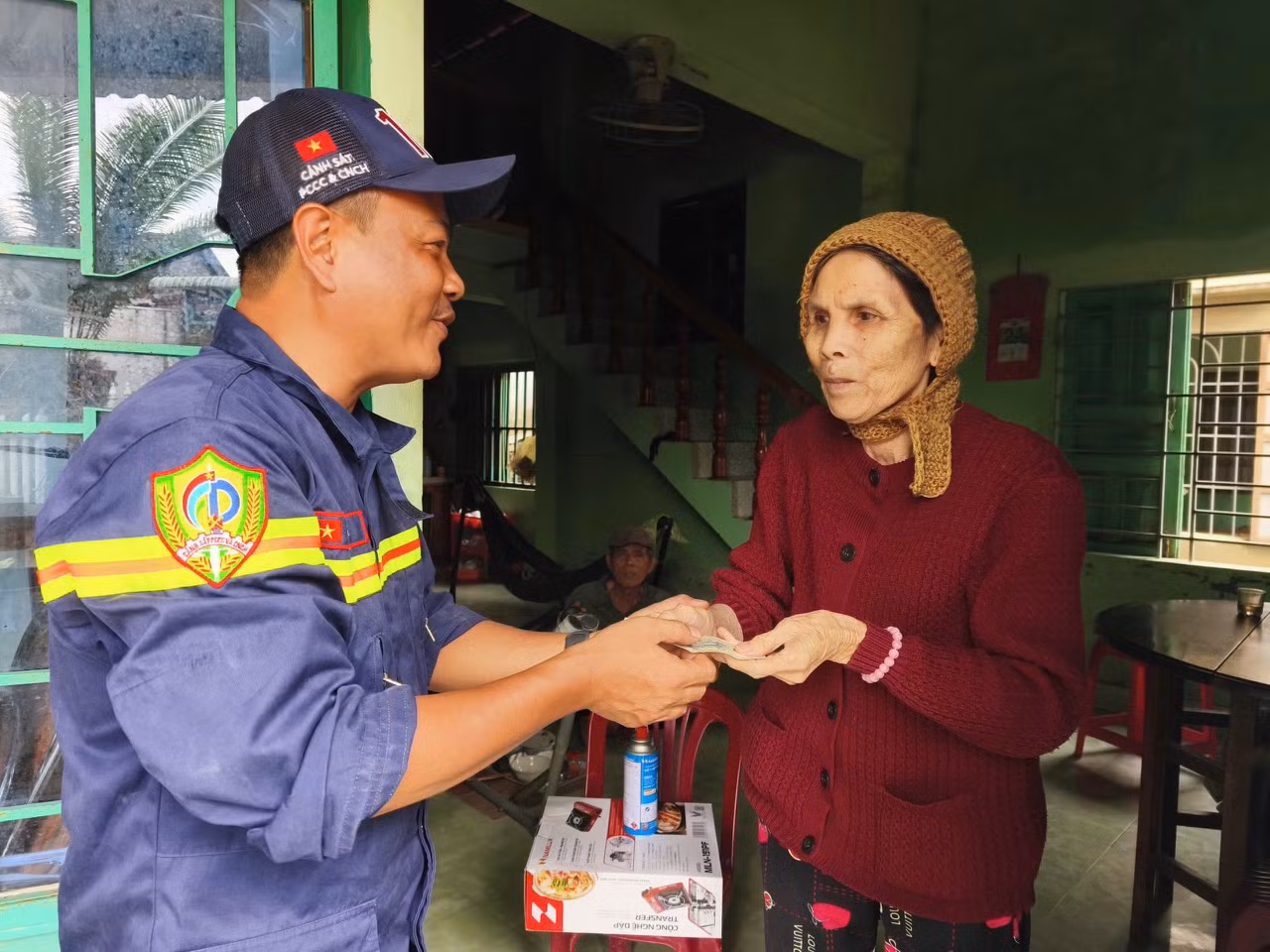 Vượt sình lầy đến từng nhà trao những phần quà ấm tình đồng bào -1