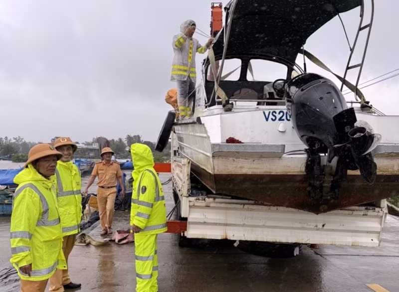Công an các đơn vị, địa phương khẩn trương sơ tán người dân ra khỏi khu vực nguy hiểm, bị nước lũ cô lập -0