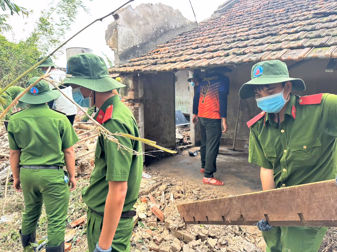 Trường Cao đẳng Cảnh sát nhân dân 2: Góp sức giúp người dân gượng dậy sau lũ lụt -0