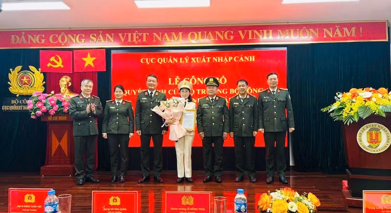 Trao quyết định bổ nhiệm phó Cục trưởng Cục Quản lý xuất nhập cảnh -0