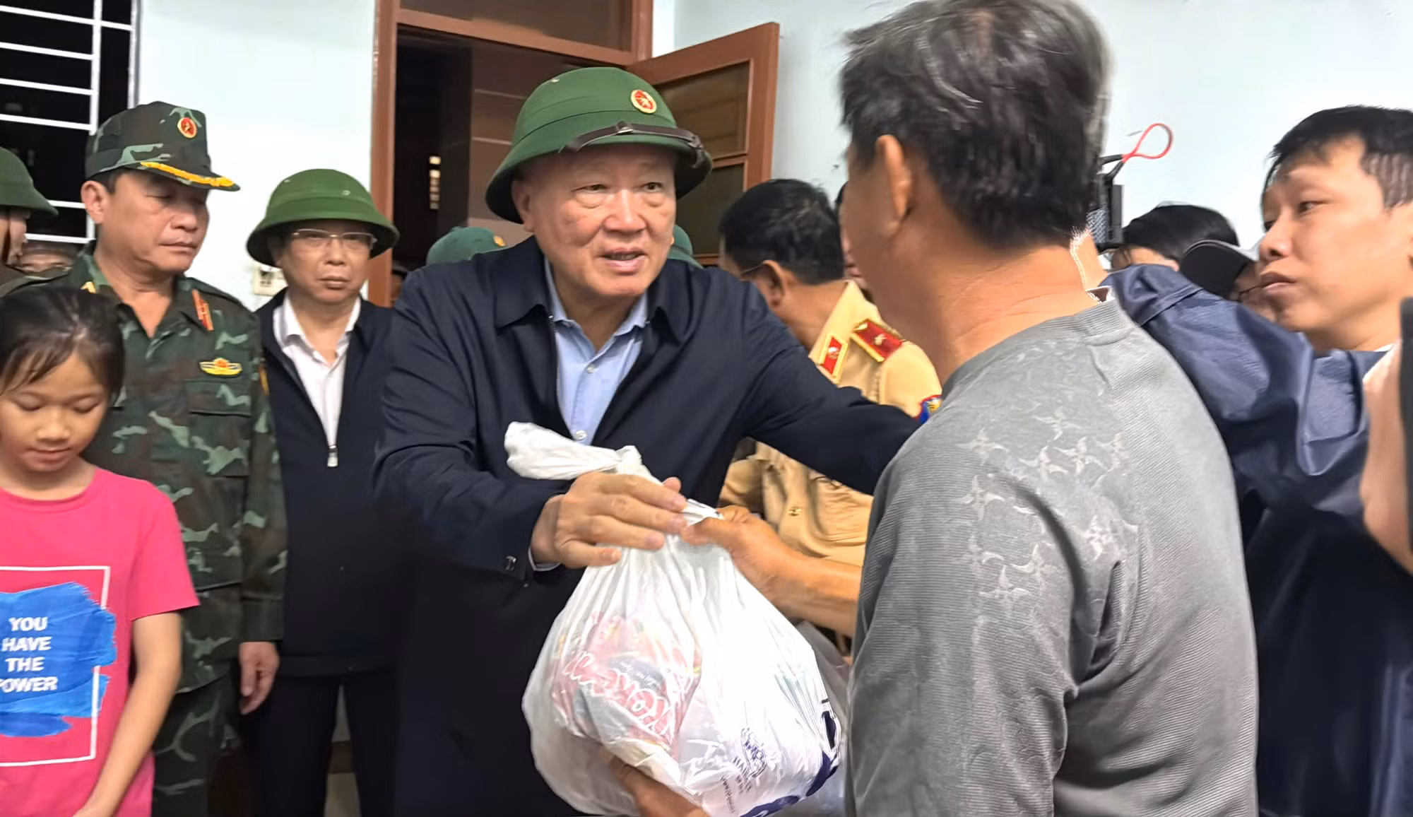 Phó thủ tướng Thường trực Chính phủ Nguyễn Hoà Bình thăm vùng lũ Đông Đắk Lắk -0