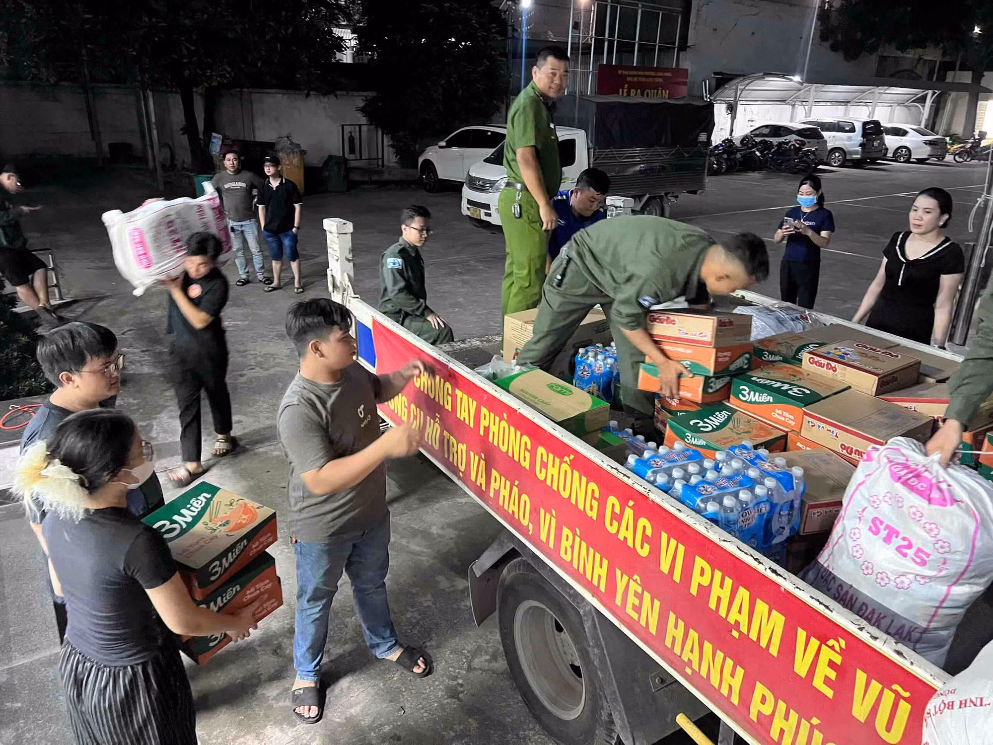 Lực lượng Công an lan tỏa sức mạnh đoàn kết hướng về đồng bào vũng lũ -0