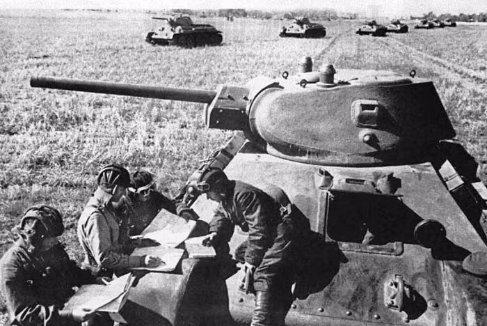 Mikhail Koshkin với chiếc T-34 huyền thoại -0