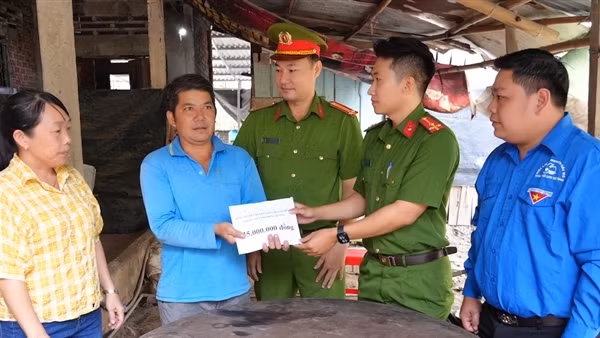 Đồng Tháp: Công an xã trao tiền hỗ trợ gia đình có người thân tử vong do tai nạn