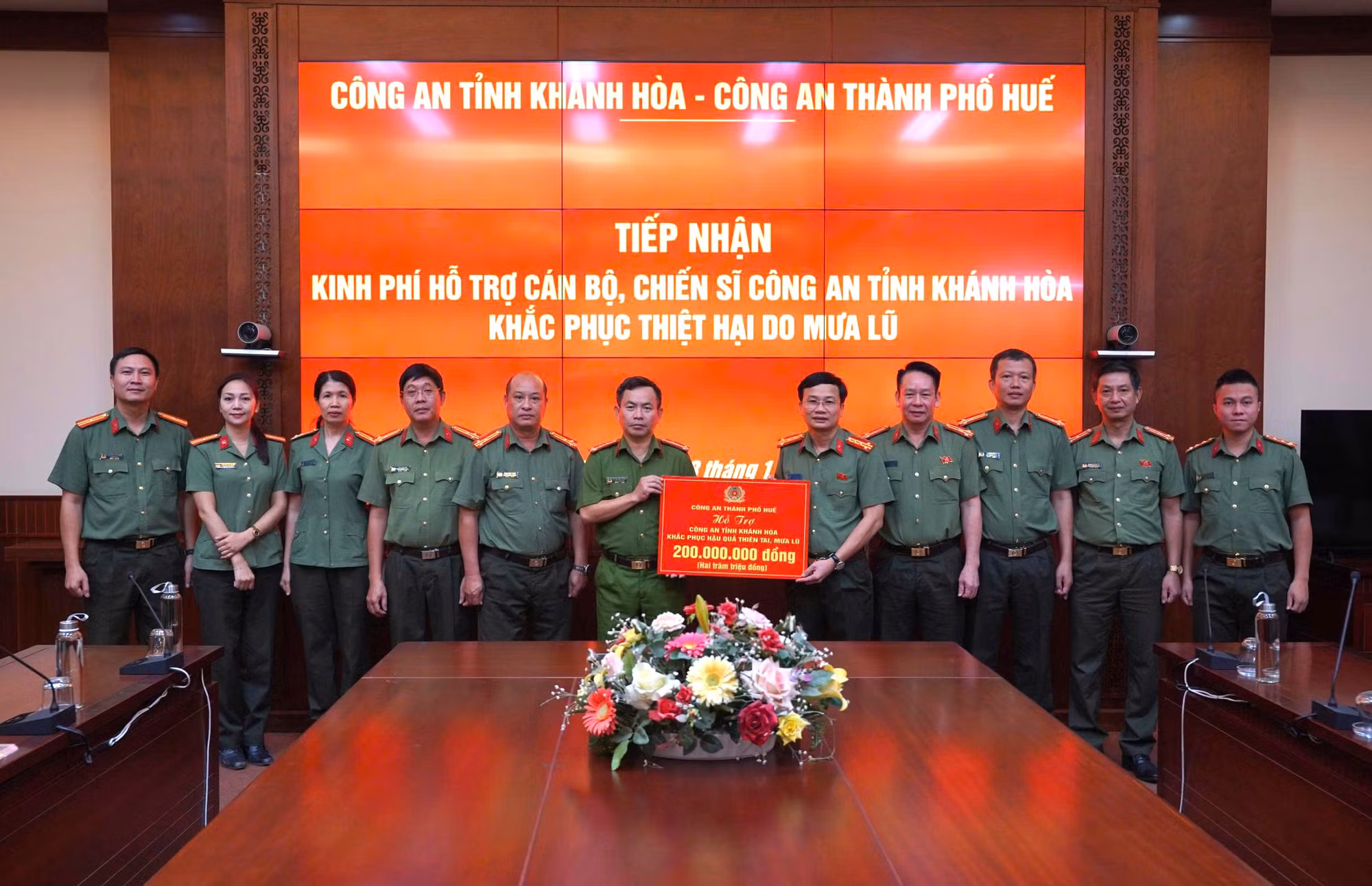 Công an TP Huế hỗ trợ Công an các tỉnh Nam Trung Bộ, Tây Nguyên khắc phục hậu quả mưa lũ -0