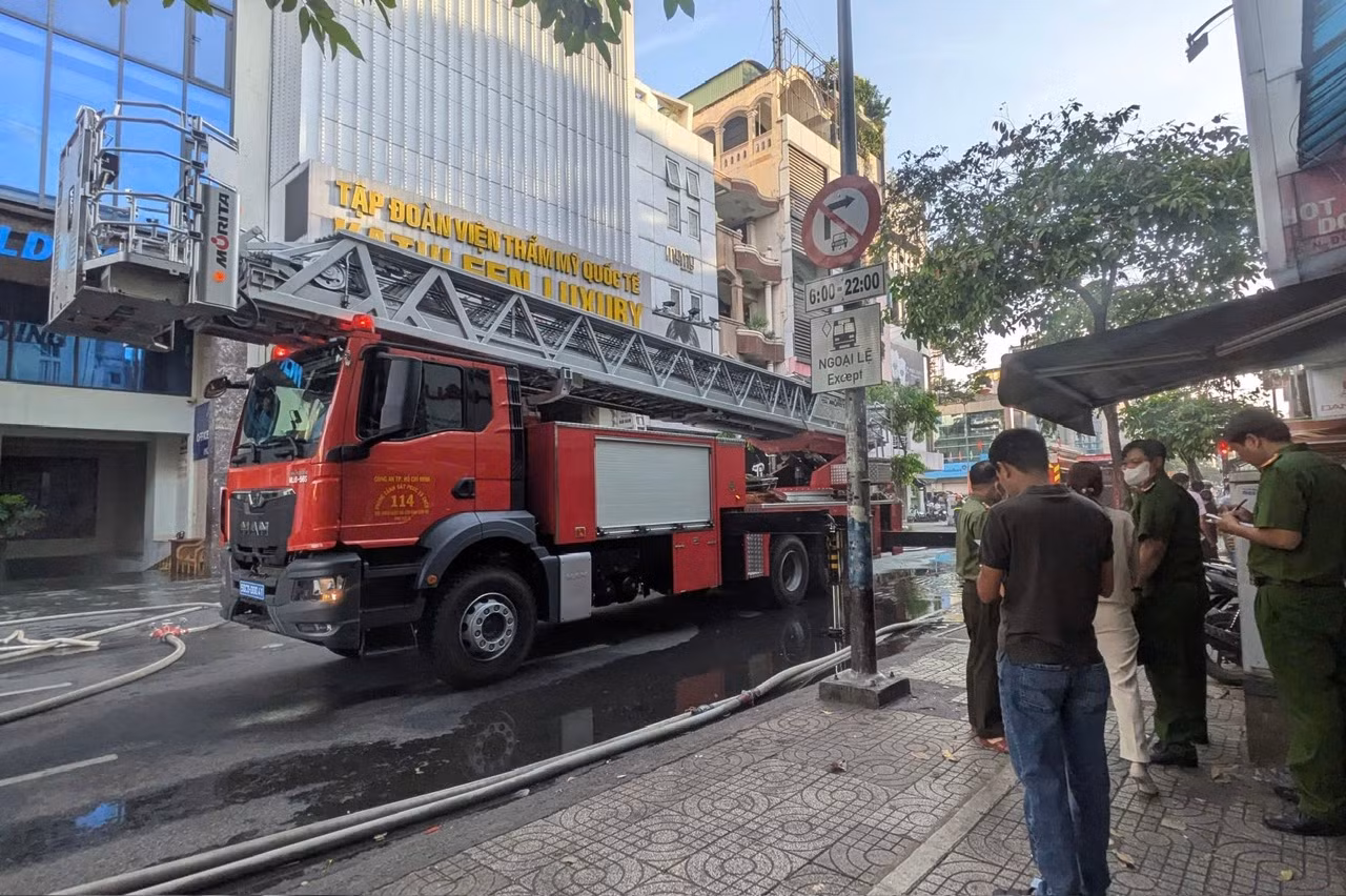 20 người thoát khỏi đám cháy thẩm mỹ viện cao 6 tầng ở trung tâm thành phố -1