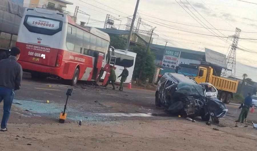 Ôtô con tông trực diện xe khách, 2 người tử vong -0