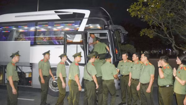Các trường CAND phía Nam tiếp tục chi viện cán bộ, học viên hỗ trợ đồng bào vùng lũ -1