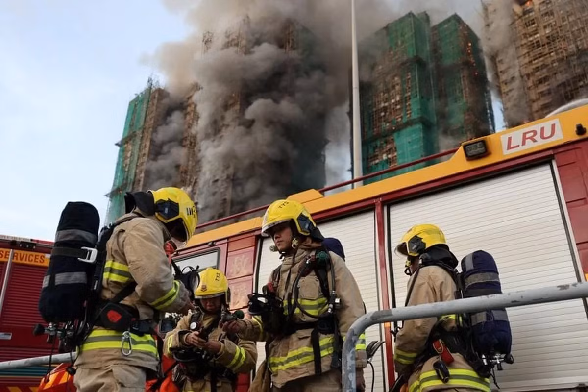 Lính cứu hoả xông vào biển lửa, giải cứu nạn nhân vụ cháy tại Hong Kong -0