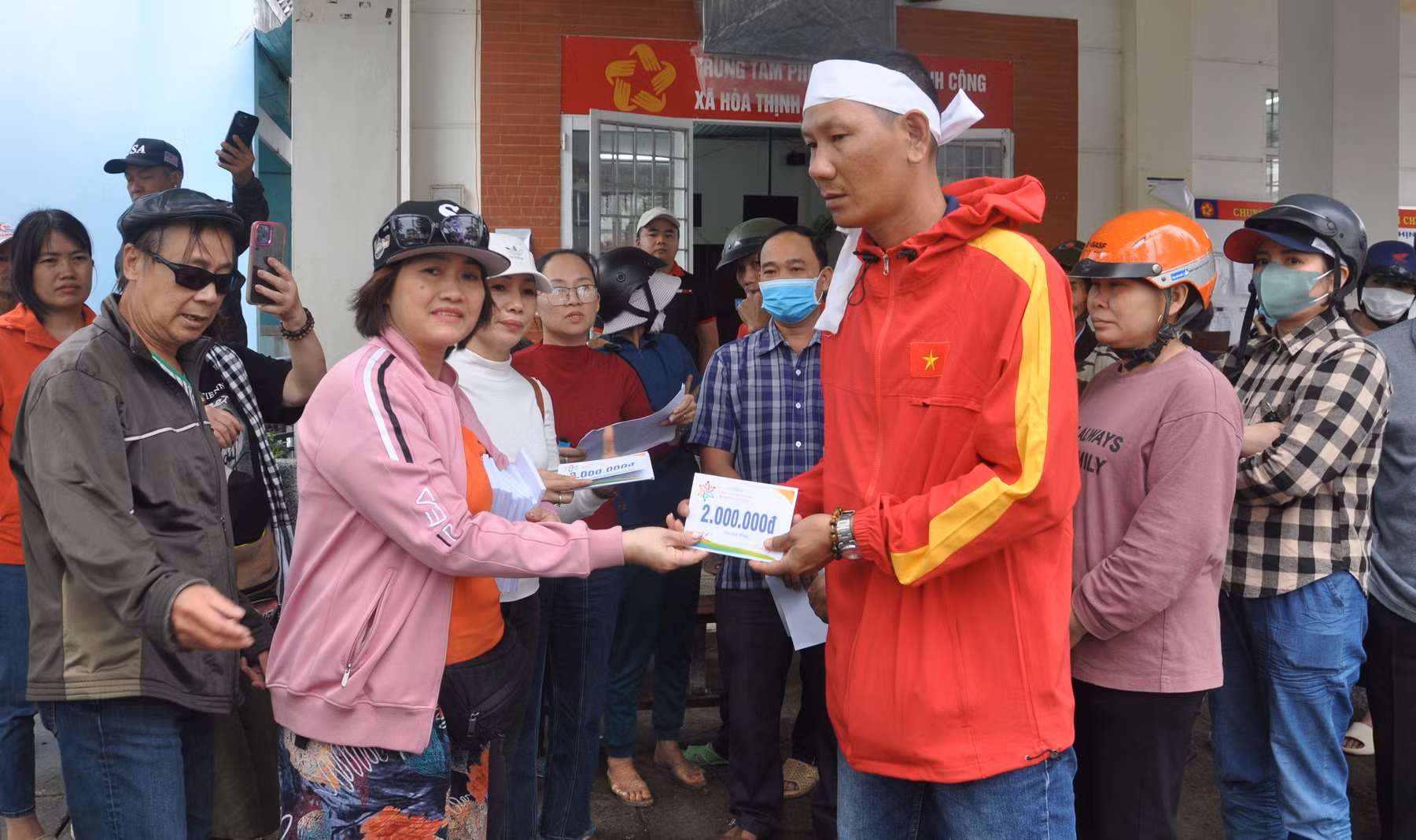 Ấm tình từ những suất quà sẻ chia khó khăn trong vùng lũ lụt -0