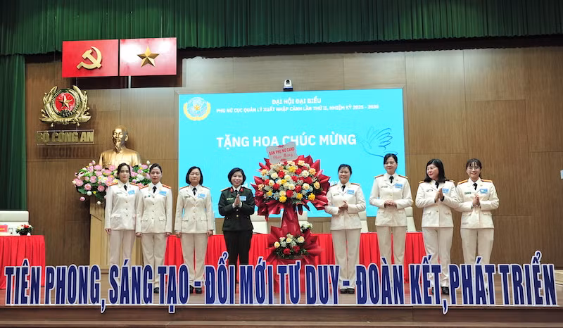 Xây dựng hình ảnh phụ nữ Cục Quản lý xuất nhập cảnh thời kỳ đổi mới -0