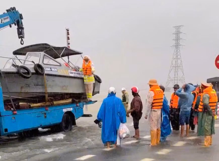 Công an Đồng Nai chi viện hỗ trợ hàng trăm người dân Đắk Lắk vượt lũ an toàn -0