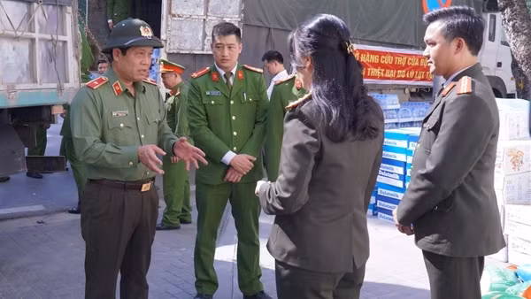 Bộ Công an vận chuyển hàng hóa, nhu yếu phẩm hỗ trợ bà con vùng lũ Nam Trung Bộ