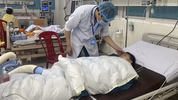 Người đàn ông ôm 2 cháu bé nhảy xuống sông Trà Khúc