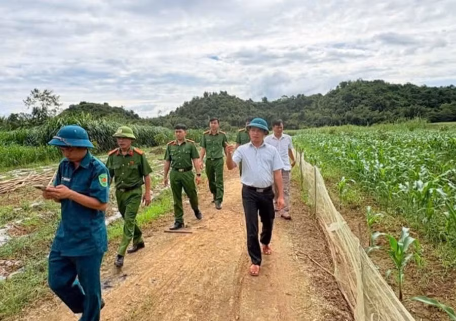 Công an Lâm Đồng khẩn trương giúp dân khắc phục hậu quả mưa lũ -0