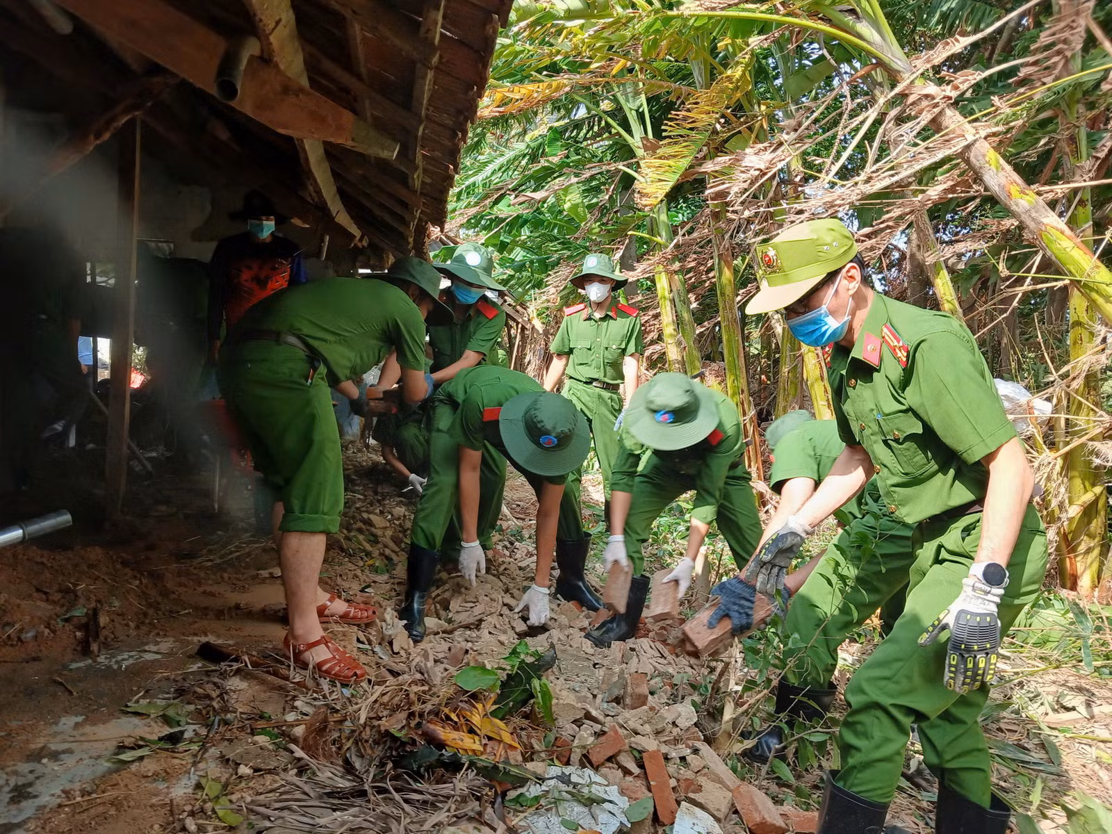 Trường Cao đẳng Cảnh sát nhân dân 2: Góp sức giúp người dân gượng dậy sau lũ lụt -0
