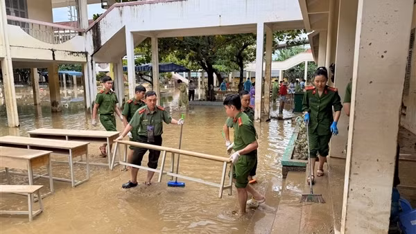 Khánh Hòa hỗ trợ thêm tiền mua đồng phục cho học sinh vùng lũ lụt