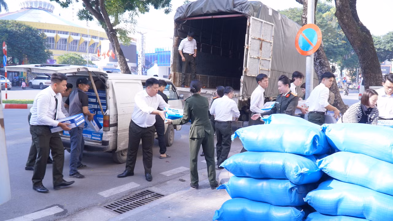 Bộ Công an vận chuyển hàng chục tấn hàng hóa, nhu yếu phẩm hỗ trợ bà con vùng lũ -2