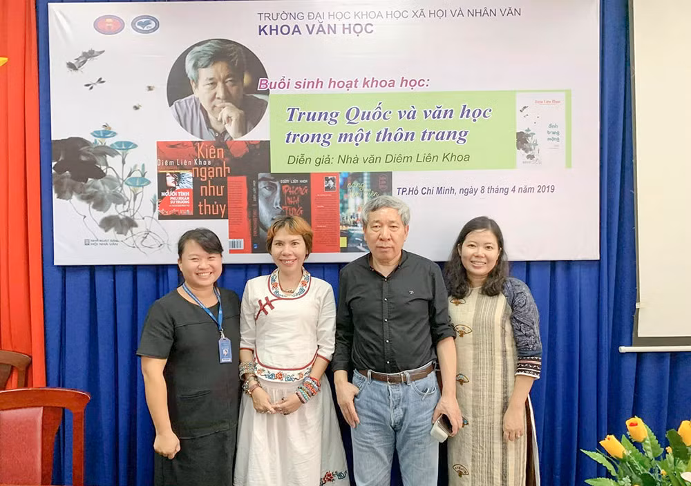 ts hà thanh vân và các d-ng nghi-p phê bình ch-p -nh luu ni-m cùng nhà van diêm liêm kha (trung qu-c).jpg -0