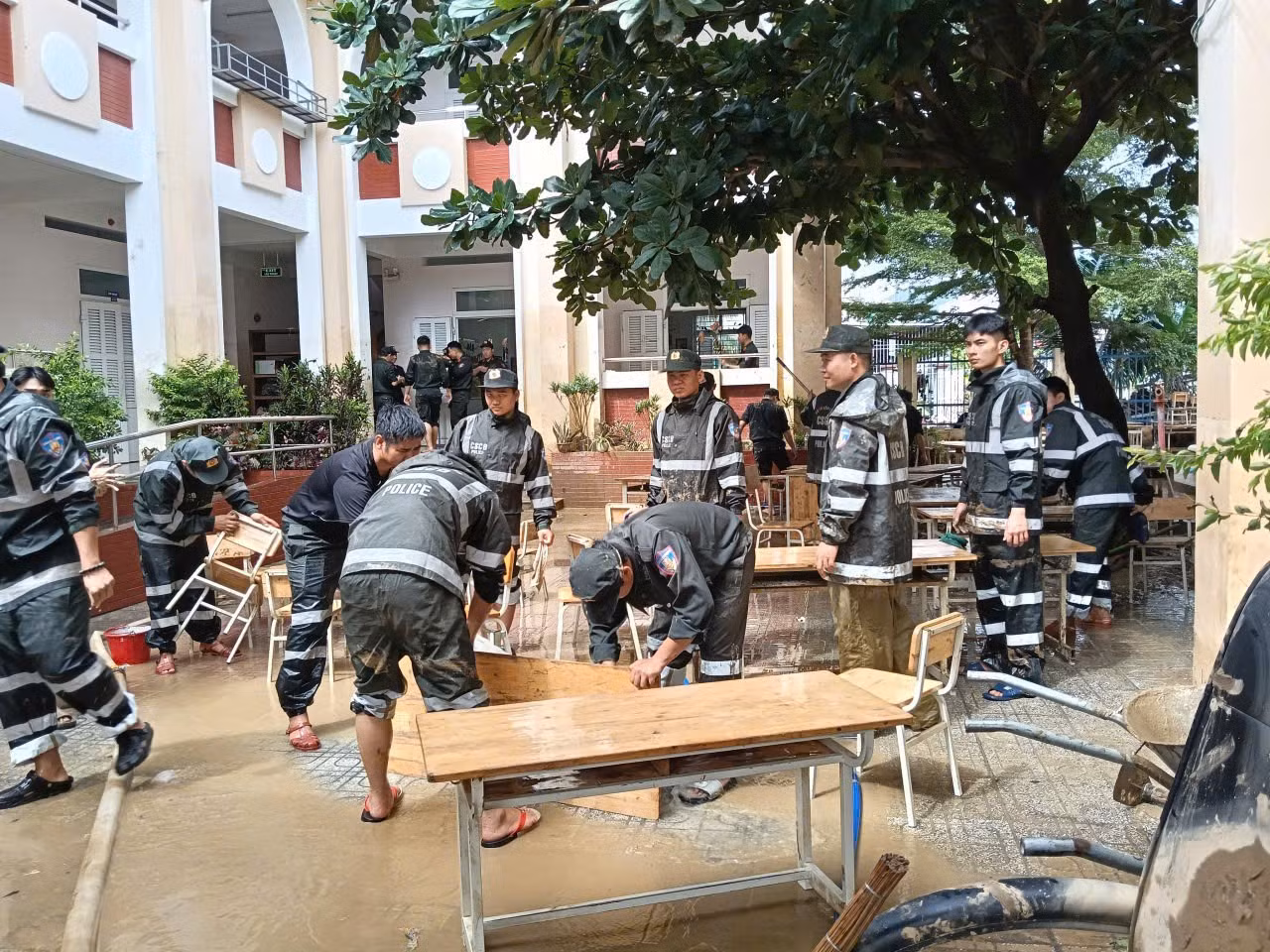 Cảnh sát cơ động Nam Trung Bộ phối hợp tặng quà trị giá hơn 1 tỷ đồng cho bà con vùng lũ -1