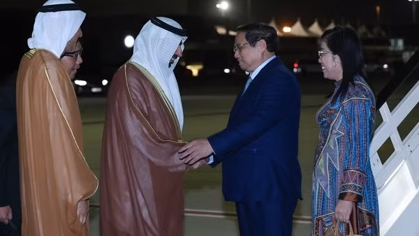 Thủ tướng tới Dubai, bắt đầu tham dự COP28 và hoạt động song phương tại UAE