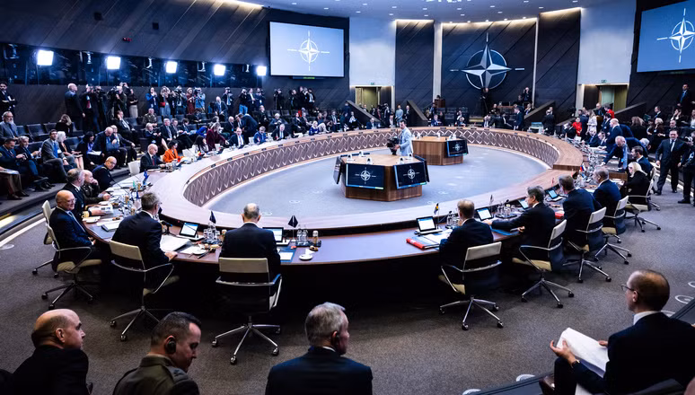 Khi NATO bận “xoay” như chong chóng -0