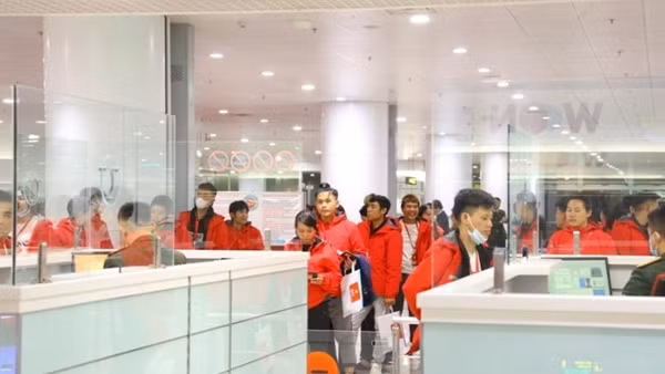 338 công dân Việt Nam đầu tiên mắc kẹt tại Myanmar về nước an toàn